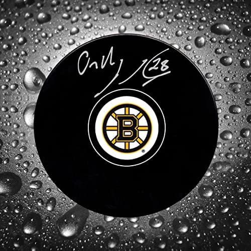 Ondrej Kase Boston Bruins Dedikált Puck - Dedikált NHL Korong